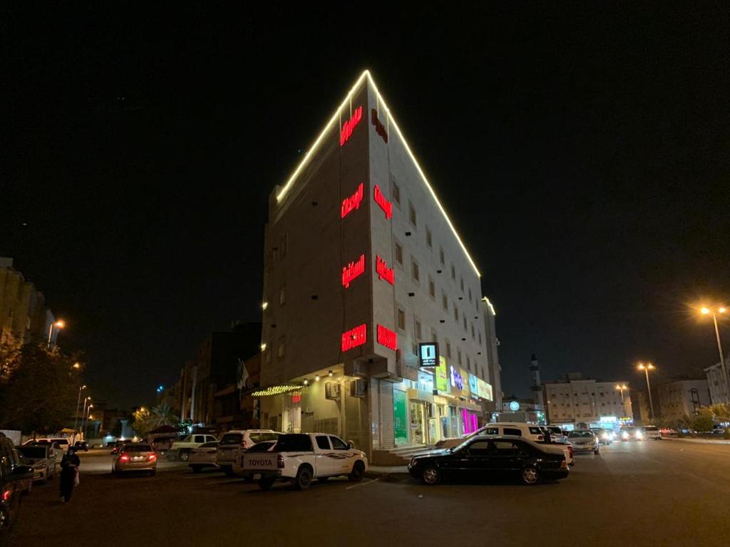 een groot gebouw met een bord aan de zijkant bij ساس رتل للوحدات السكنية المفروشة in Al Madinah