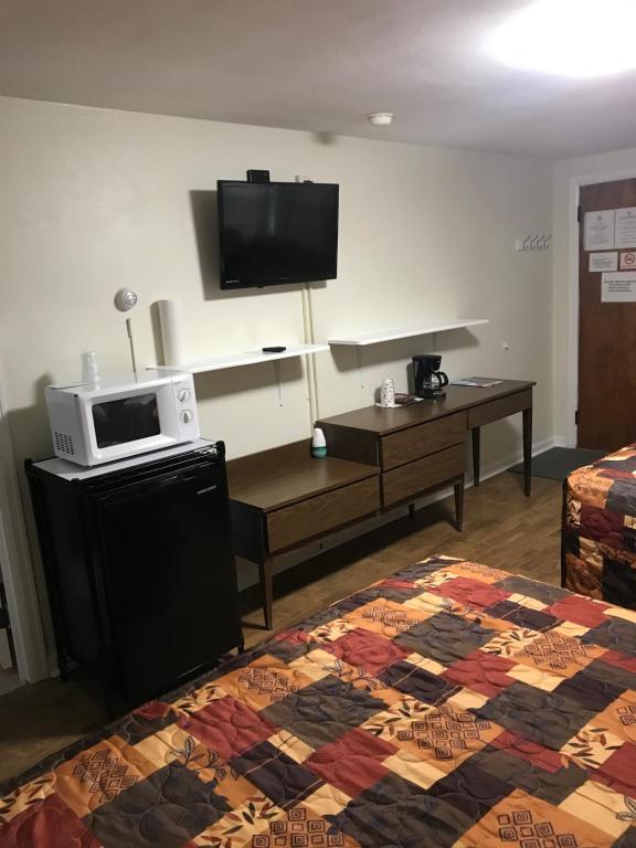 Postel nebo postele na pokoji v ubytování Evergreen Motel