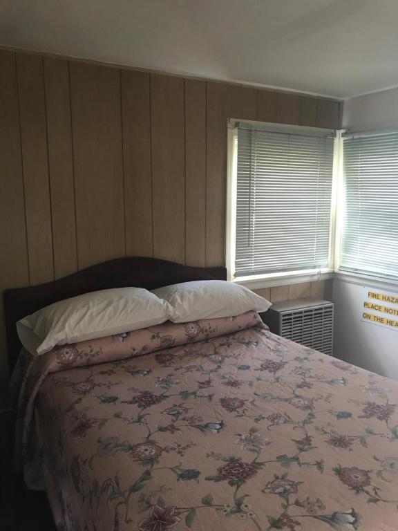 Postel nebo postele na pokoji v ubytování Evergreen Motel
