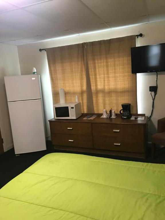 Postel nebo postele na pokoji v ubytování Evergreen Motel