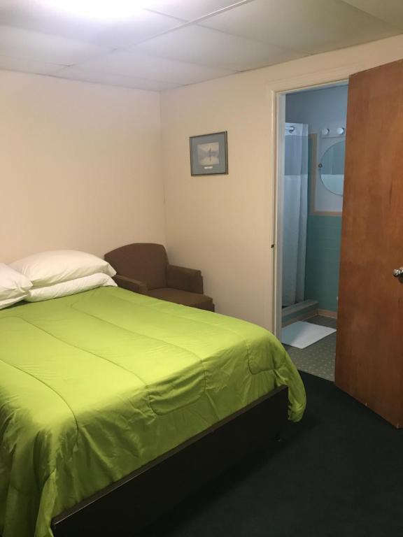 Postel nebo postele na pokoji v ubytování Evergreen Motel