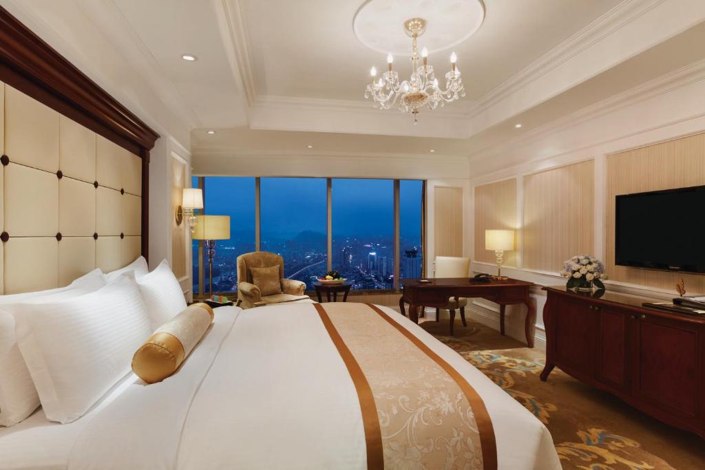 Postel nebo postele na pokoji v ubytování Kempinski Hotel Guiyang