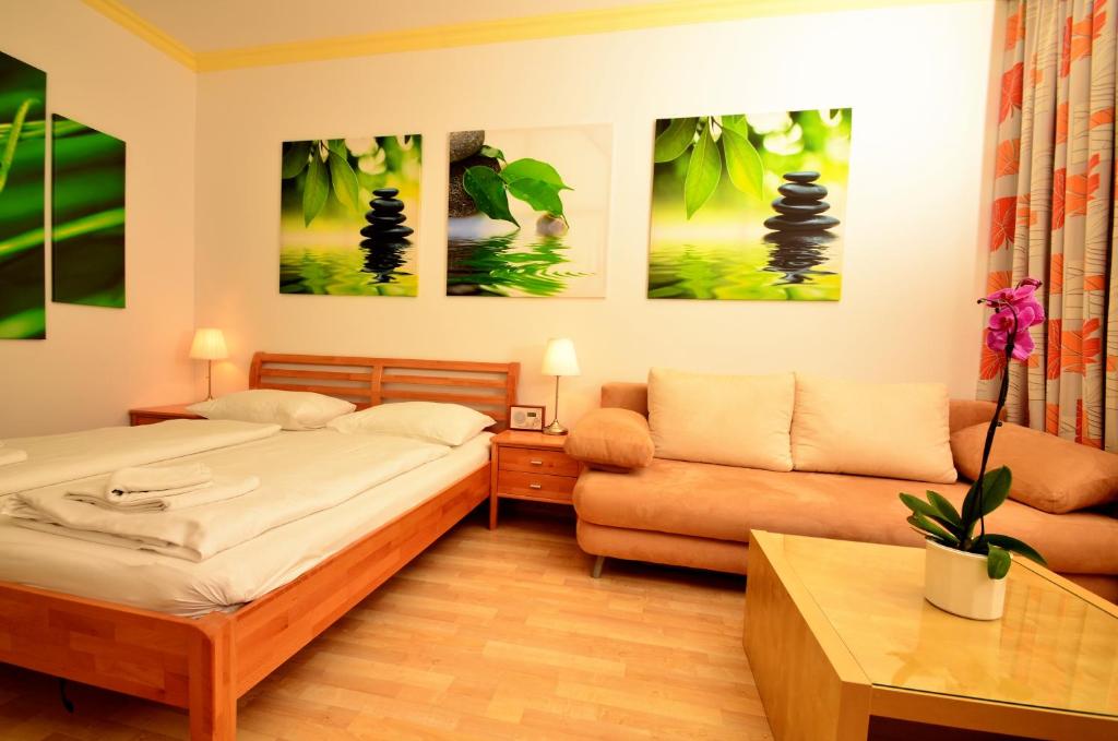 Letto o letti in una camera di AJO Apartments - Messe City Flat - Self-Check-in