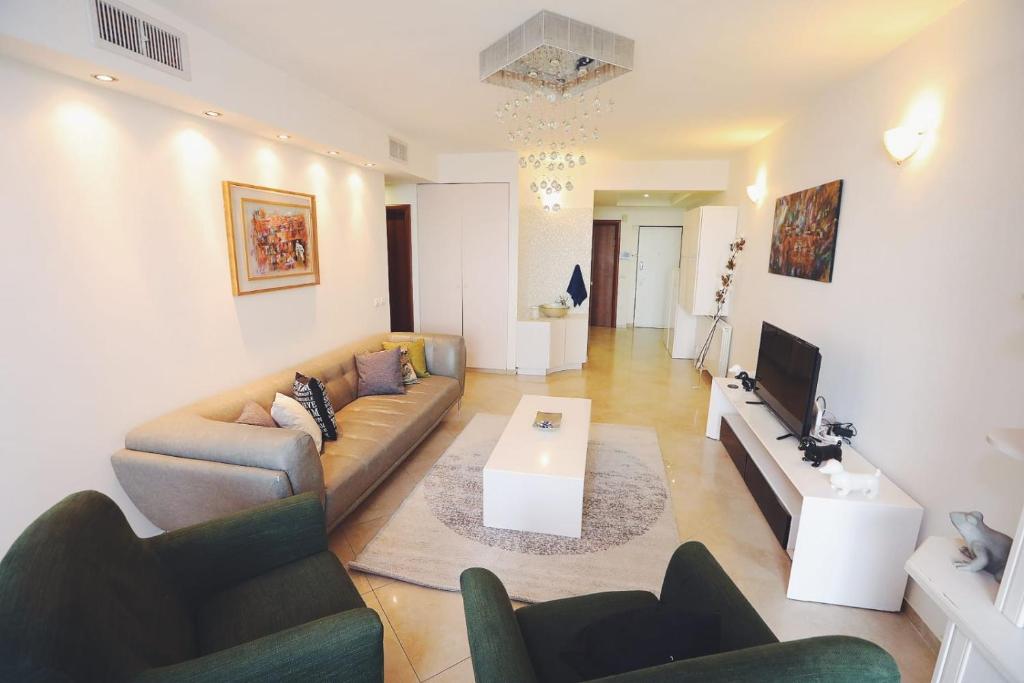 Un televizor și/sau centru de divertisment la Art Apartment In Mamila - Parking Best Location 2