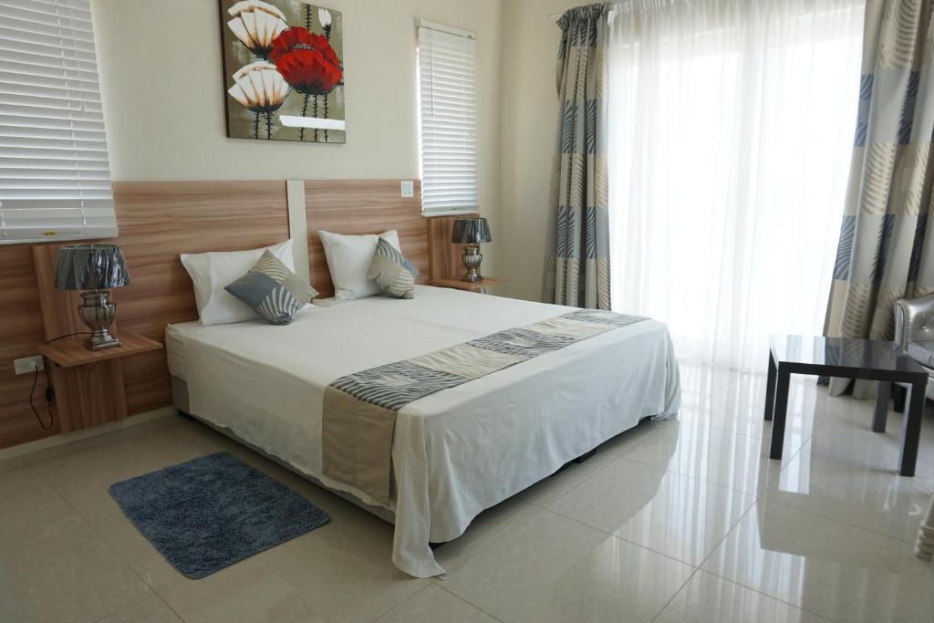 - une chambre avec un grand lit dans l'établissement Exclusive luxury Apartment Higher Heights, Barbados, à Christ Church