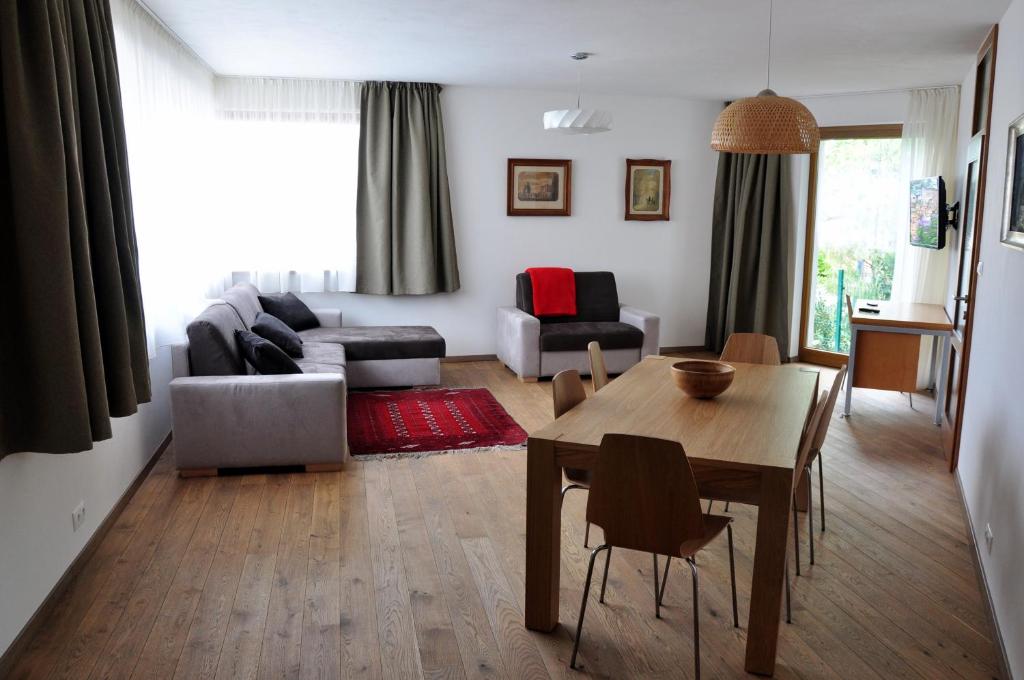 uma sala de estar com uma mesa e um sofá em Bratislava Castle Hill Apartment em Bratislava