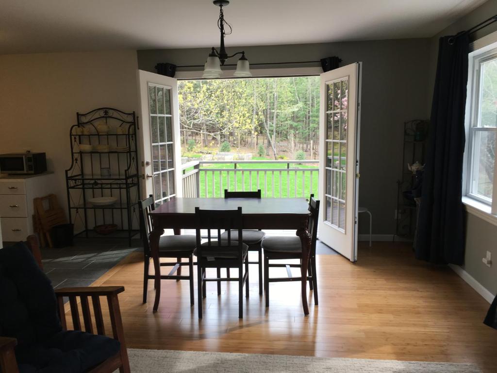 Private countryside apartment suite 1.5 miles to Woodstock (USA