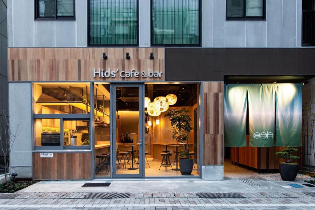 un magasin devant un bâtiment avec une table dans l'établissement eph TAKAYAMA, à Takayama