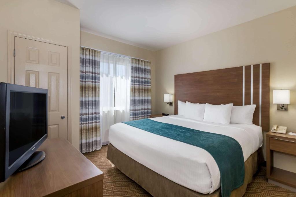 Postel nebo postele na pokoji v ubytování Hawthorn Extended Stay by Wyndham Naples