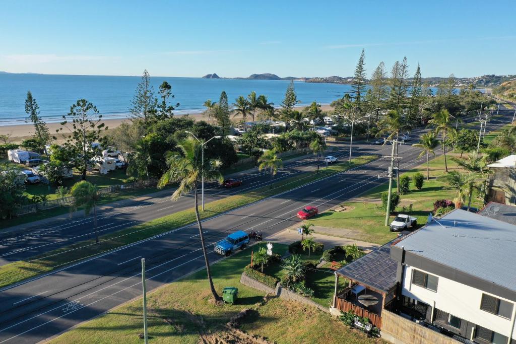 Yeppoon Beachhouse في يبون: اطلالة جوية على موقف للسيارة بجانب الشاطئ