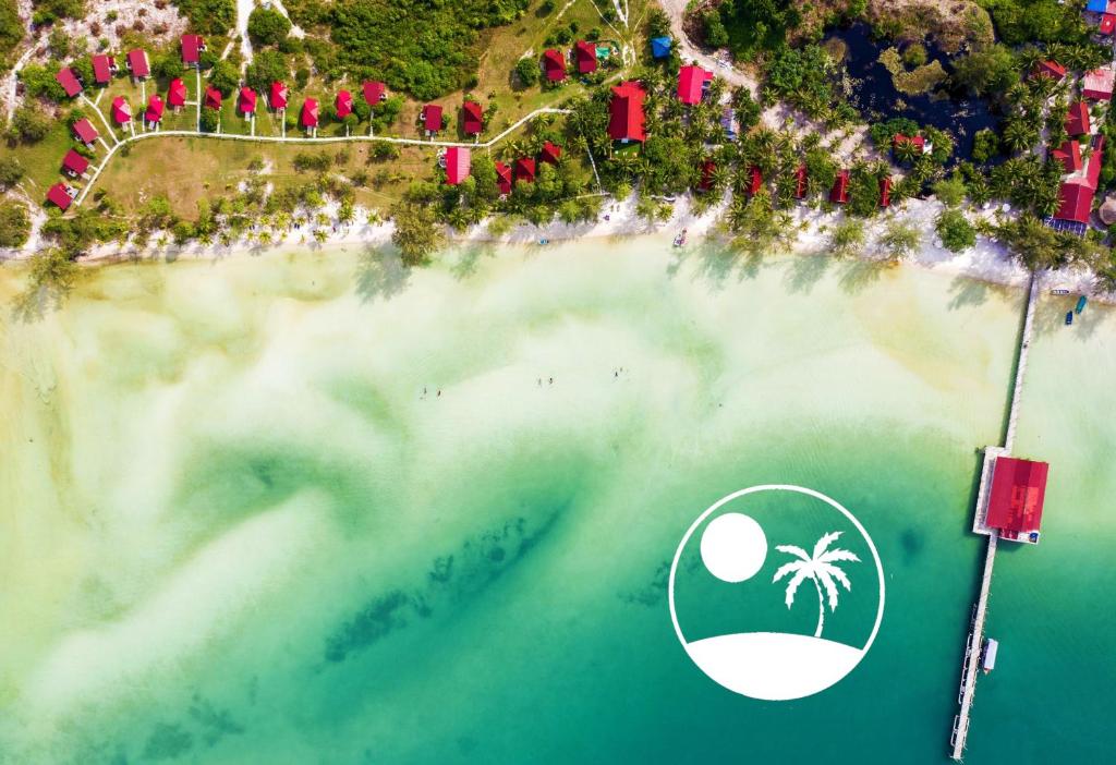 eine Luftansicht auf einen Strand mit einer Palme darauf in der Unterkunft Paradise Villas Koh Rong Sanloem in Koh Rong Sanloem