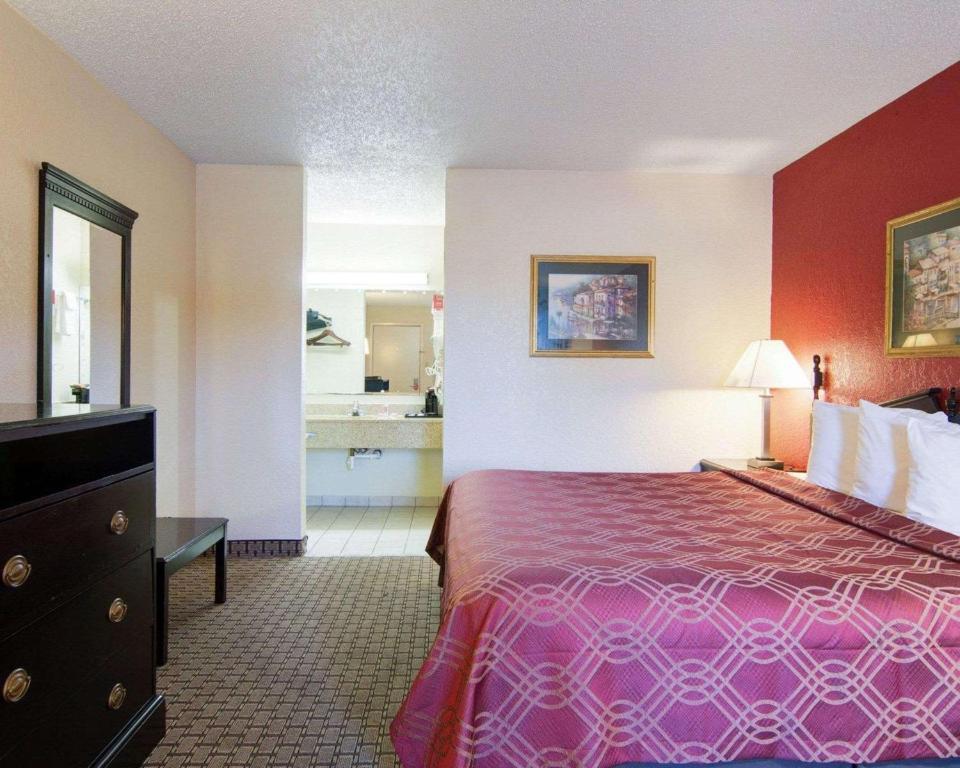 Postel nebo postele na pokoji v ubytování Econo Lodge Pine Bluff