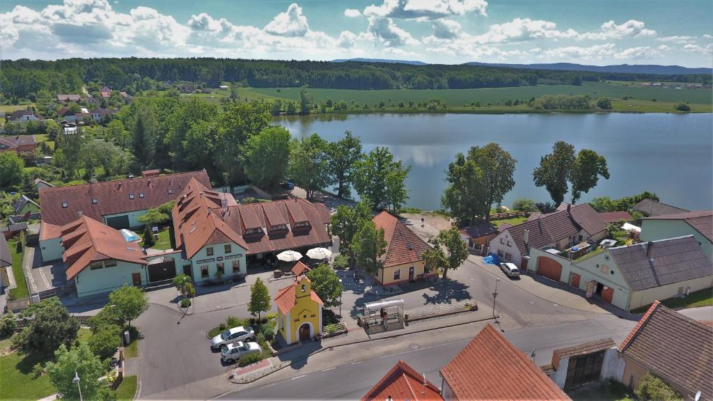 チェスケー・ブジェヨヴィツェにあるŠindlovská krčmaの湖のある小さな町の空中風景