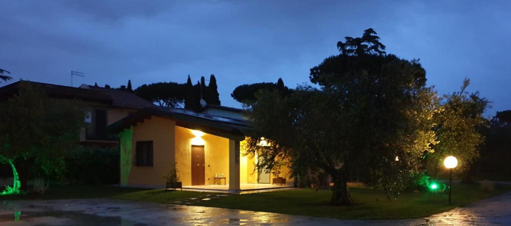 una casa con un árbol y un semáforo en L'Antico Vigneto, en Marino