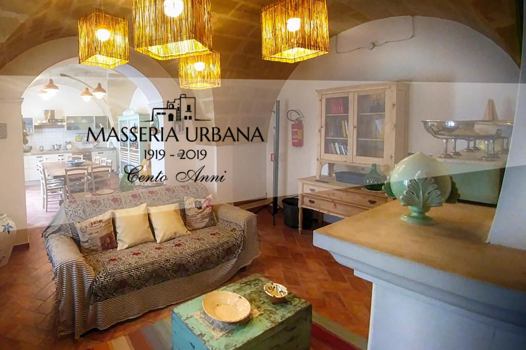 een woonkamer met een bank en een tafel bij Masseria Urbana in Crispiano