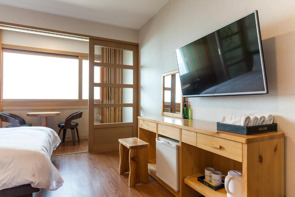 TV a/nebo společenská místnost v ubytování Fantastic Ocean View Sydney Hotel