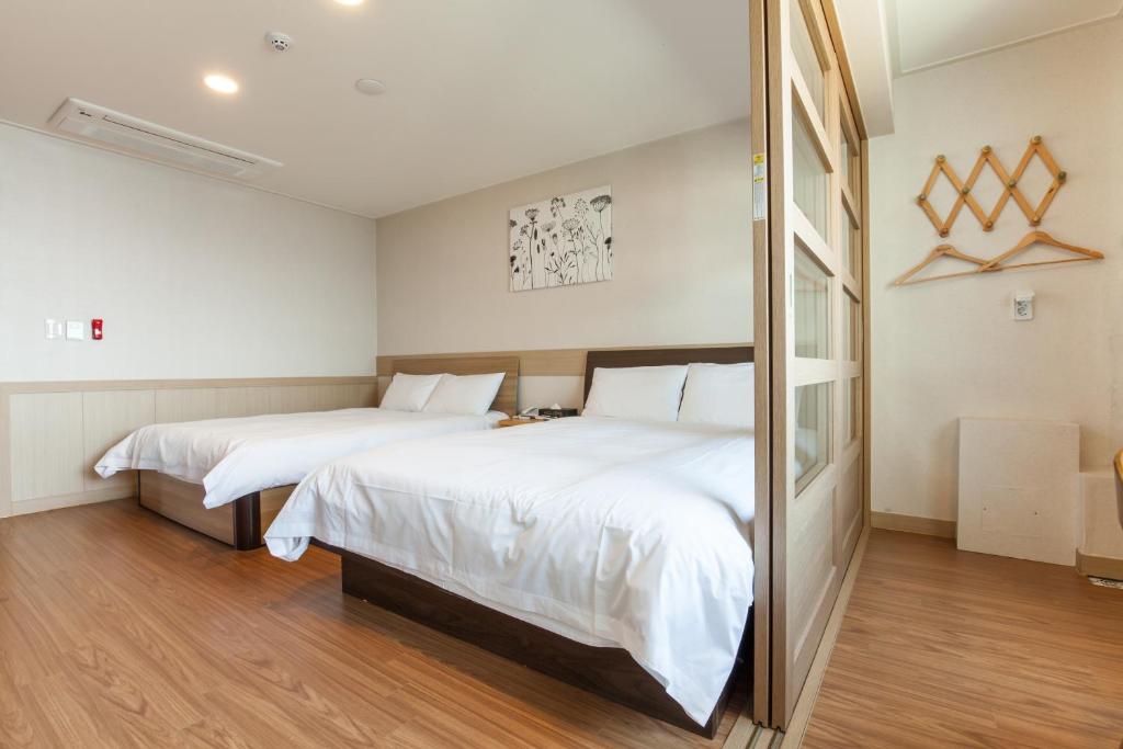 Postel nebo postele na pokoji v ubytování Fantastic Ocean View Sydney Hotel