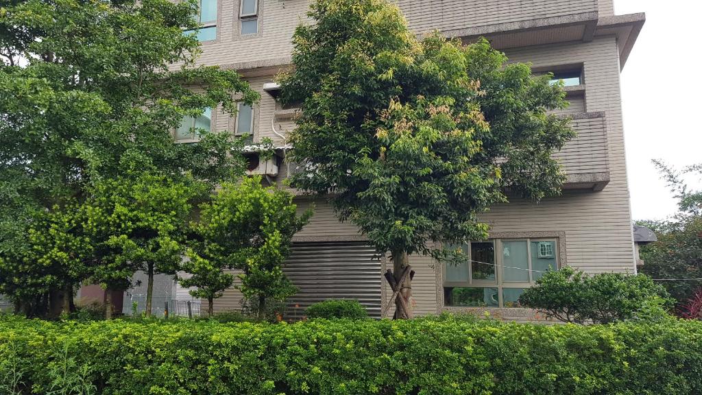 ein großes Haus mit einem Baum davor in der Unterkunft Toucheng Homestay in Toucheng