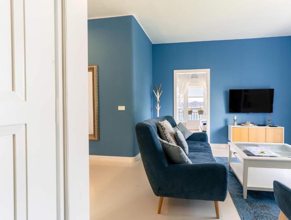 TV a/nebo společenská místnost v ubytování Aquamarine Sea View Apartment
