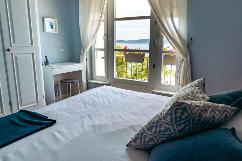Postel nebo postele na pokoji v ubytování Aquamarine Sea View Apartment