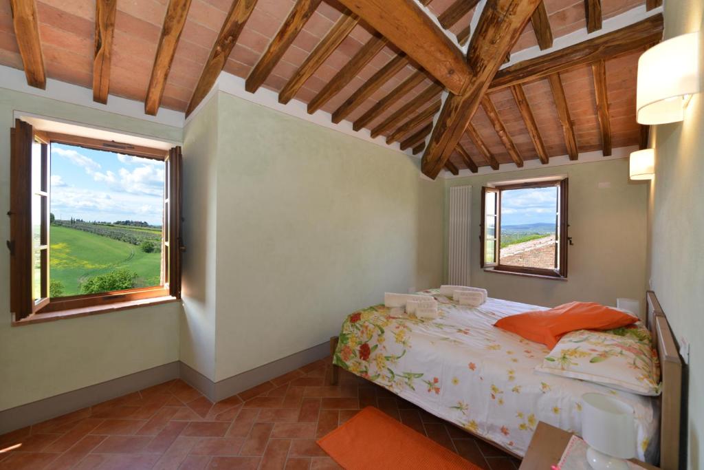 - une chambre avec un lit et 2 fenêtres dans l'établissement Agriturismo Mocine, à Asciano