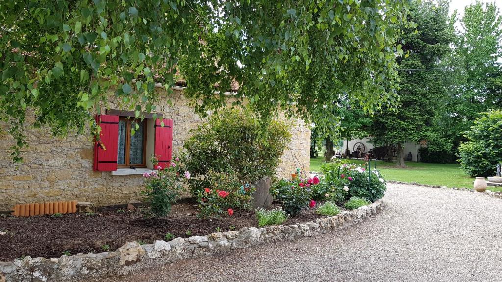Κήπος έξω από το Chambres d'Hotes Carpediem