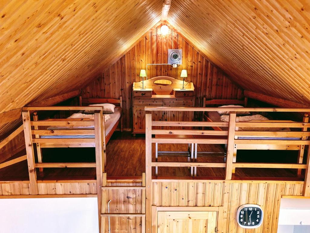 Palanda nebo palandy na pokoji v ubytování Vildmarkscenter