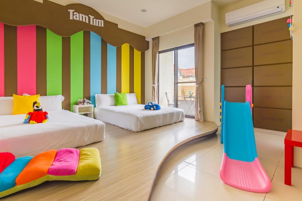 A bed or beds in a room at 澳玩客電梯民宿