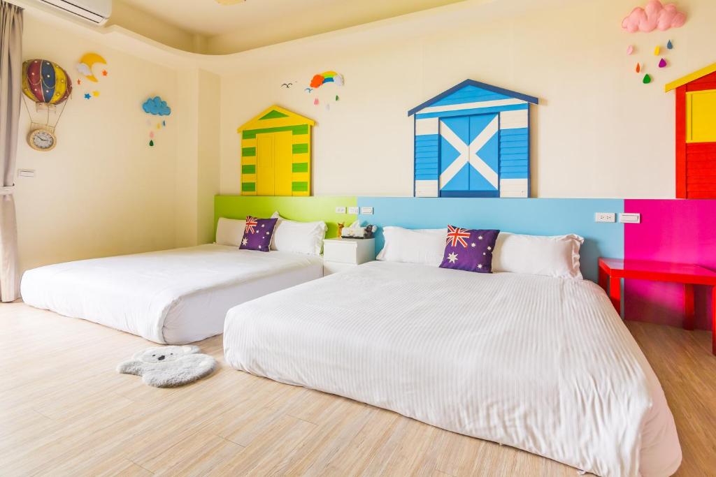 A bed or beds in a room at 澳玩客電梯民宿