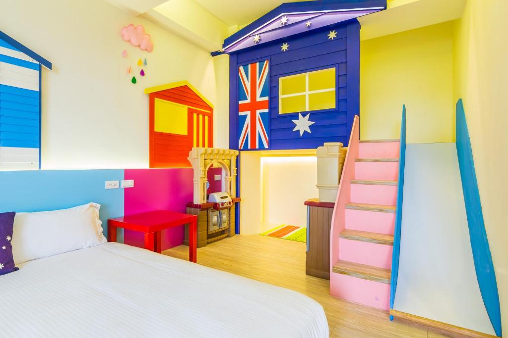 A bed or beds in a room at 澳玩客電梯民宿
