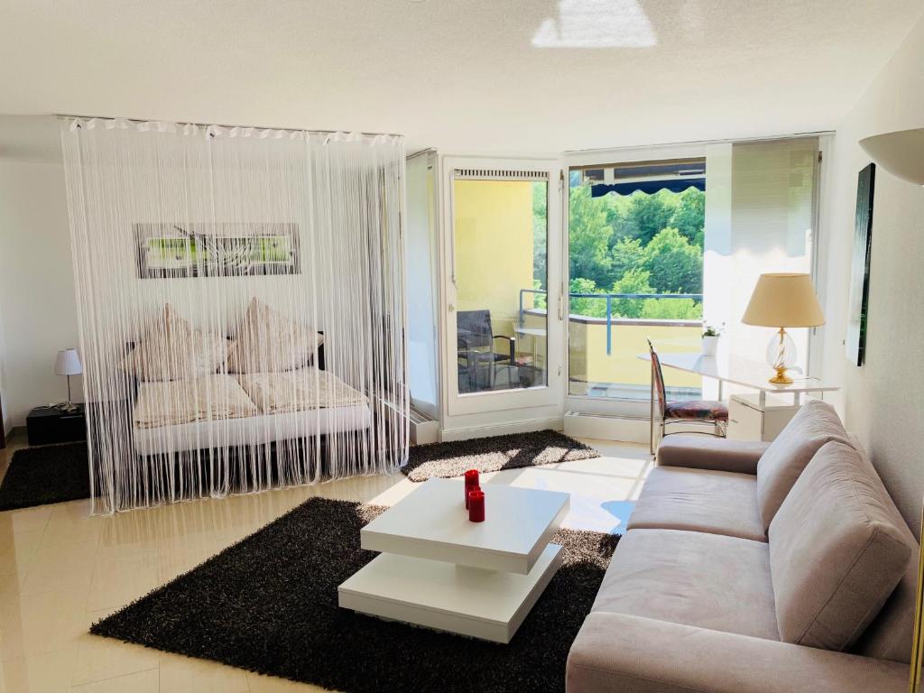 sala de estar con sofá y mesa en Private Suite im Gebäude des Graf Eberhard Hotels en Bad Urach