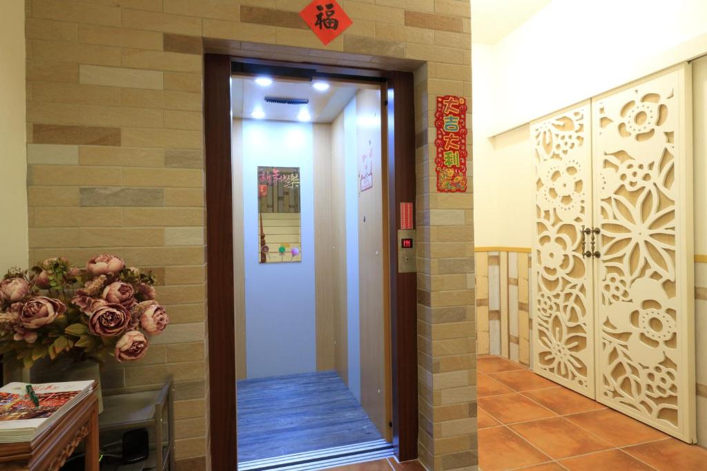 un corridoio con una porta che conduce in una stanza di Feather and Flowers Homestay a Ji'an