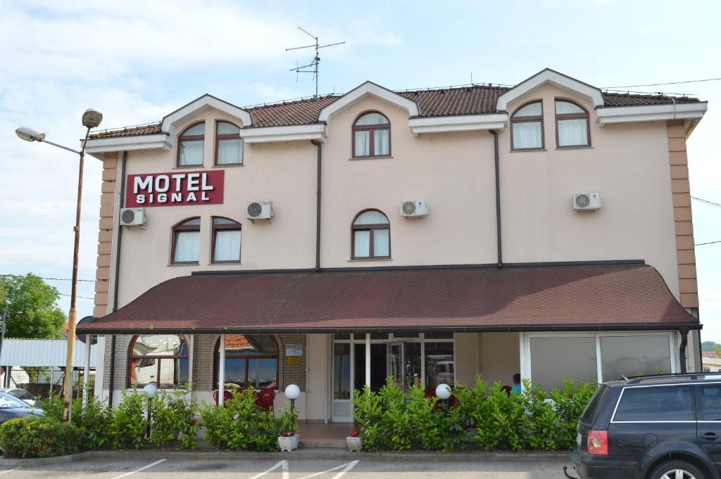 un bâtiment d'hôtel avec un panneau indiquant un stand d'hôtels dans l'établissement Motel Signal, à Banja Luka