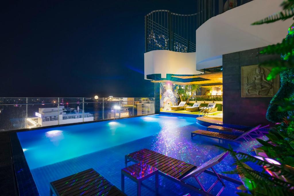 Hồ bơi trong/gần Erica Nha Trang Hotel