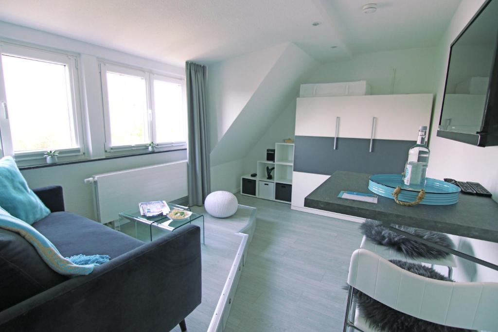 ein Wohnzimmer mit einem Sofa und einem Tisch in der Unterkunft Kuschelkajüte by WellenRausch in Travemünde