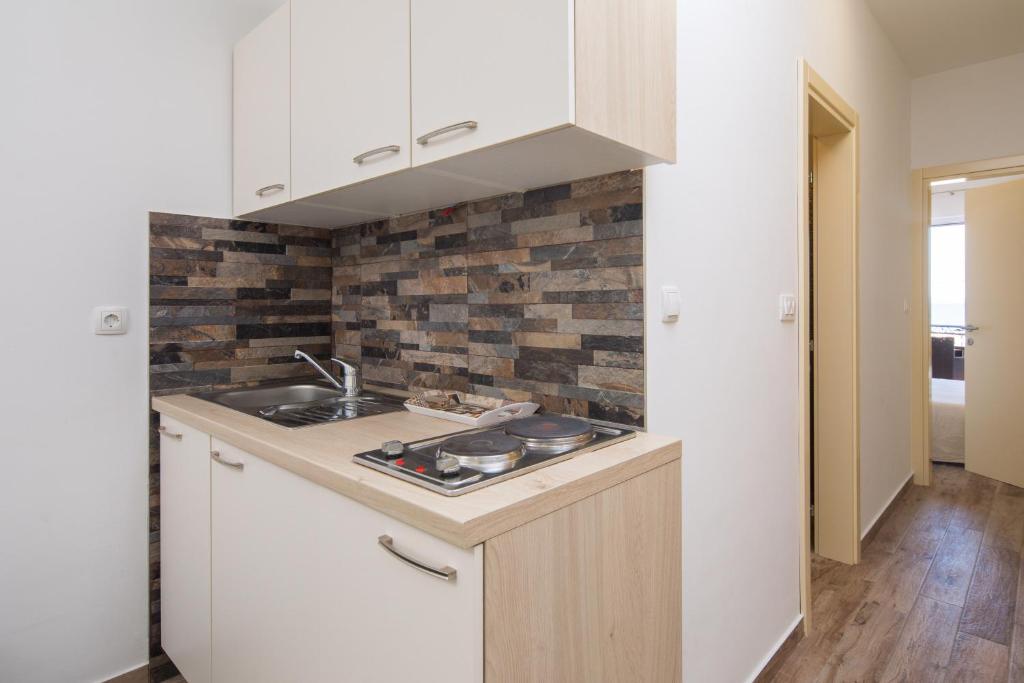 Kuchyň nebo kuchyňský kout v ubytování The Beach Suites
