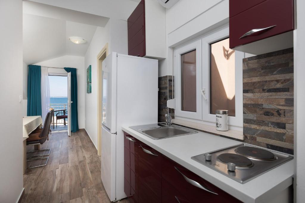 Kuchyň nebo kuchyňský kout v ubytování The Beach Suites