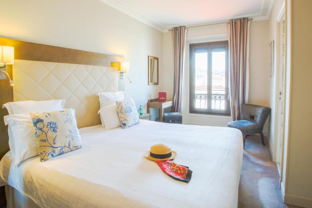 
Standard Room with City View
