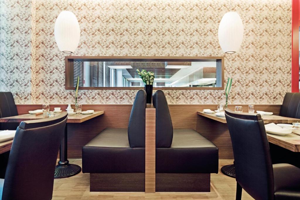 Posezení v ubytování Mövenpick Hotel Zurich Airport