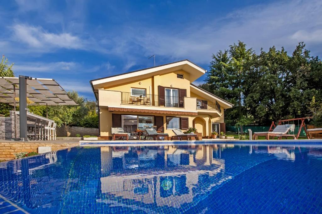 Hồ bơi trong/gần Villa Montericco