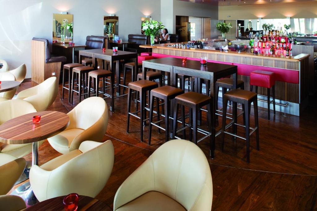 Lounge nebo bar v ubytování Mövenpick Hotel Zurich Airport