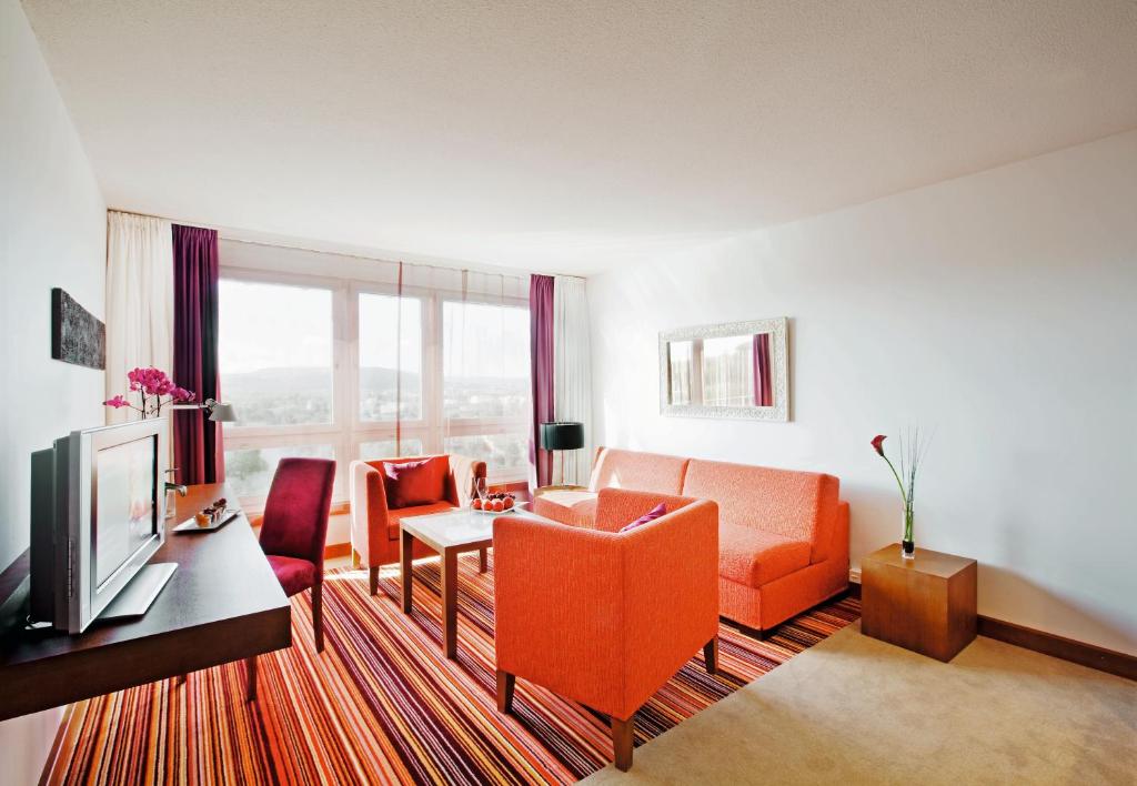 TV a/nebo společenská místnost v ubytování Mövenpick Hotel Zurich Airport