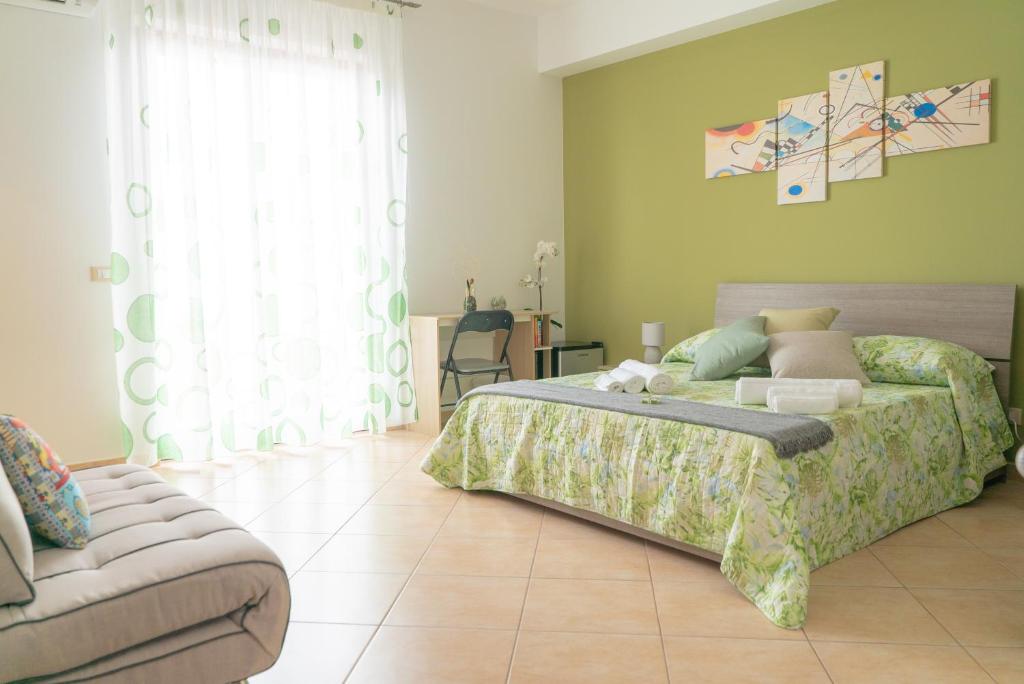 sypialnia z łóżkiem i kanapą w obiekcie B&B Alle Falde Dell'Etna w mieście Zafferana Etnea