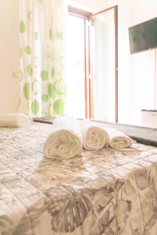 Łóżko lub łóżka w pokoju w obiekcie B&B Alle Falde Dell'Etna