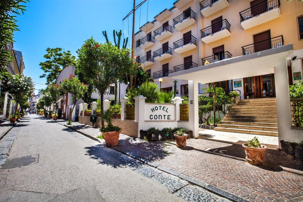 een straat met een bord dat leest weg te komen bij Hotel Conte in Ischia