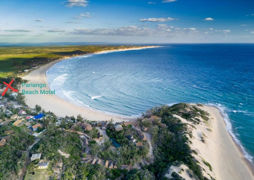 uma vista aérea da praia e do oceano em Pariango Beach Motel em Praia do Tofo