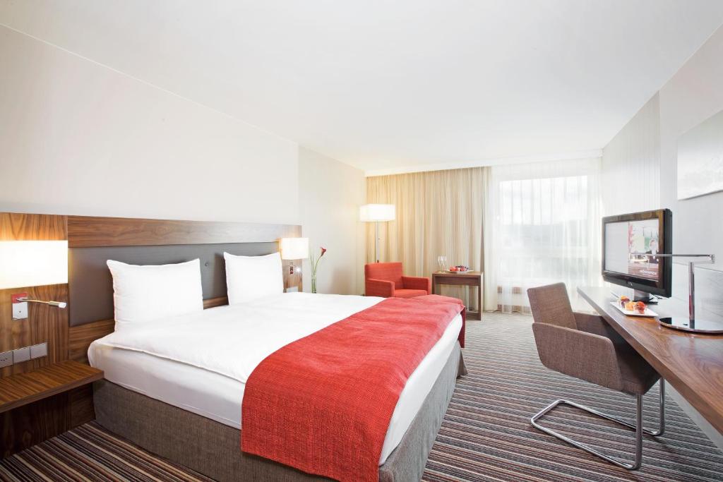 Postel nebo postele na pokoji v ubytování Mövenpick Hotel Zurich Airport