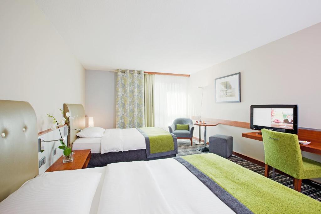 Postel nebo postele na pokoji v ubytování Mövenpick Hotel Zurich Airport