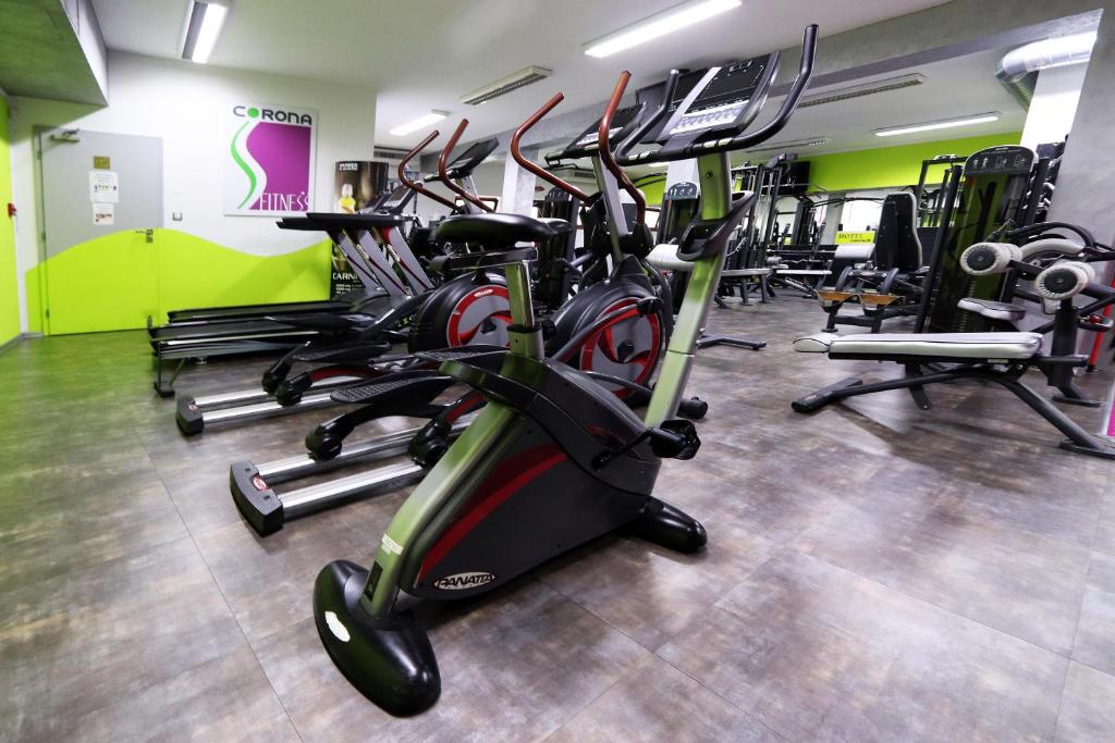 Fitness centrum a/nebo fitness zařízení v ubytování Hotel Corona