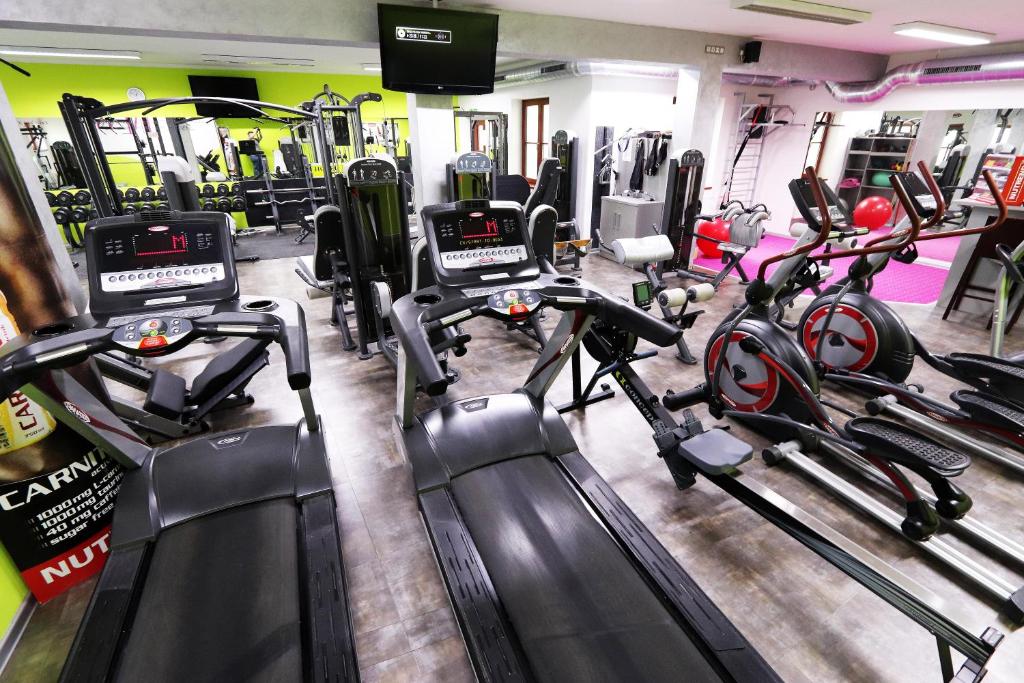 Fitness centrum a/nebo fitness zařízení v ubytování Hotel Corona